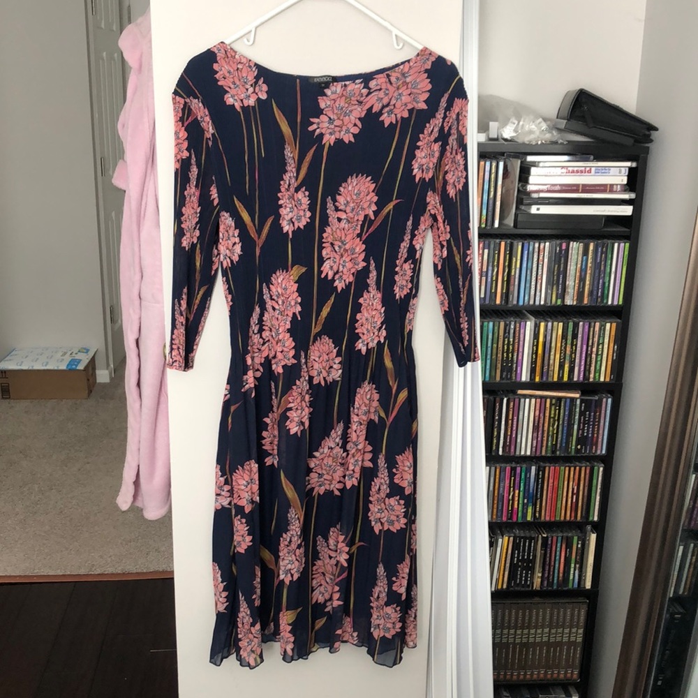 Beautiful lightweight dress with floral accents.